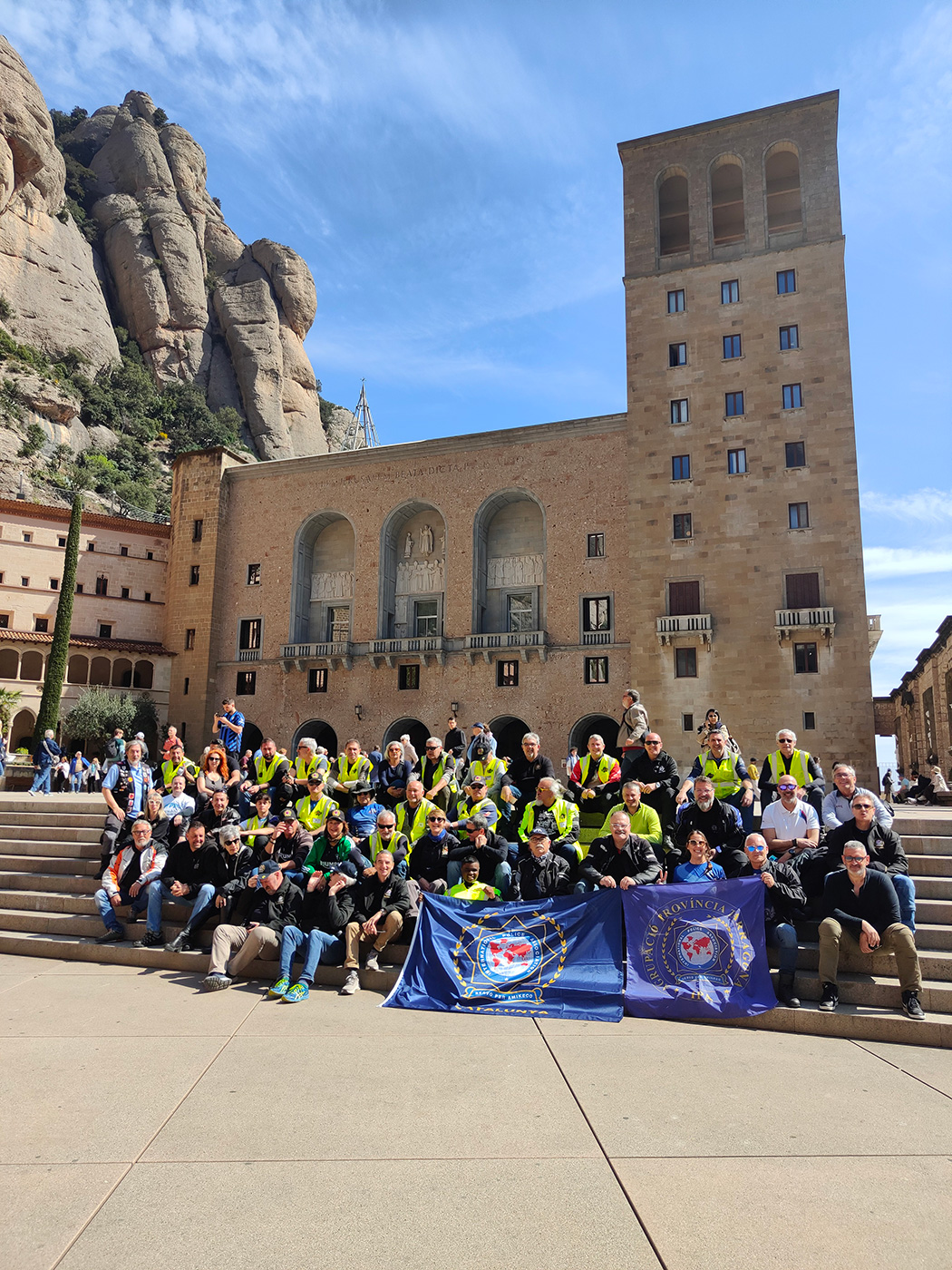 Foto de família subida en moto al monasterio de Montserrat